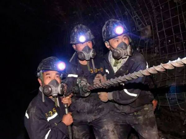 上海庙矿区职工作业现场